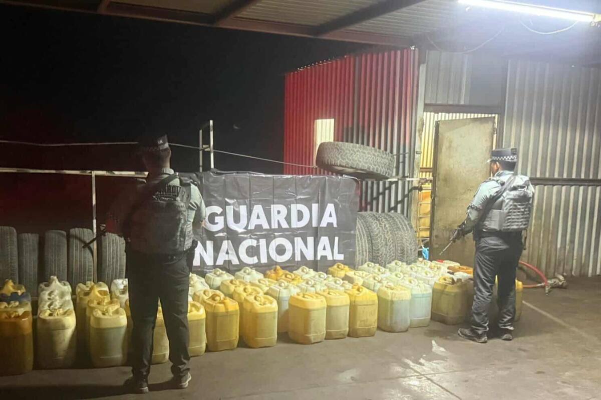 Guardia Nacional asegura 60 bidones de huachicol en Sonora; incautan 1,200 litros