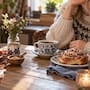 Mientras en México el café con pan dulce acompaña desayunos, reuniones y sobremesas, en Suecia la fika convirtió el café con algo dulce en una pausa social cotidiana que incluso se programa durante la jornada laboral