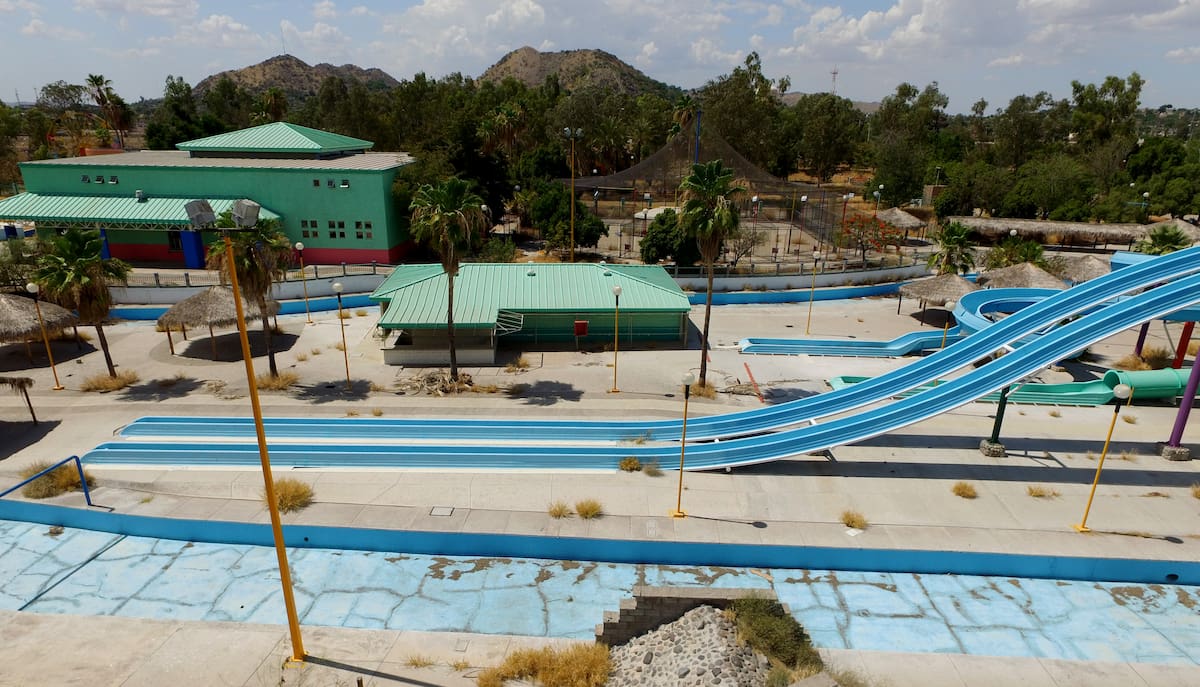 En 1994 se habilitó el espacio acuático en el parque La Sauceda, incluyendo albercas y toboganes. El aquafantástico cerró en 2012. FOTO: BANCO DIGITAL