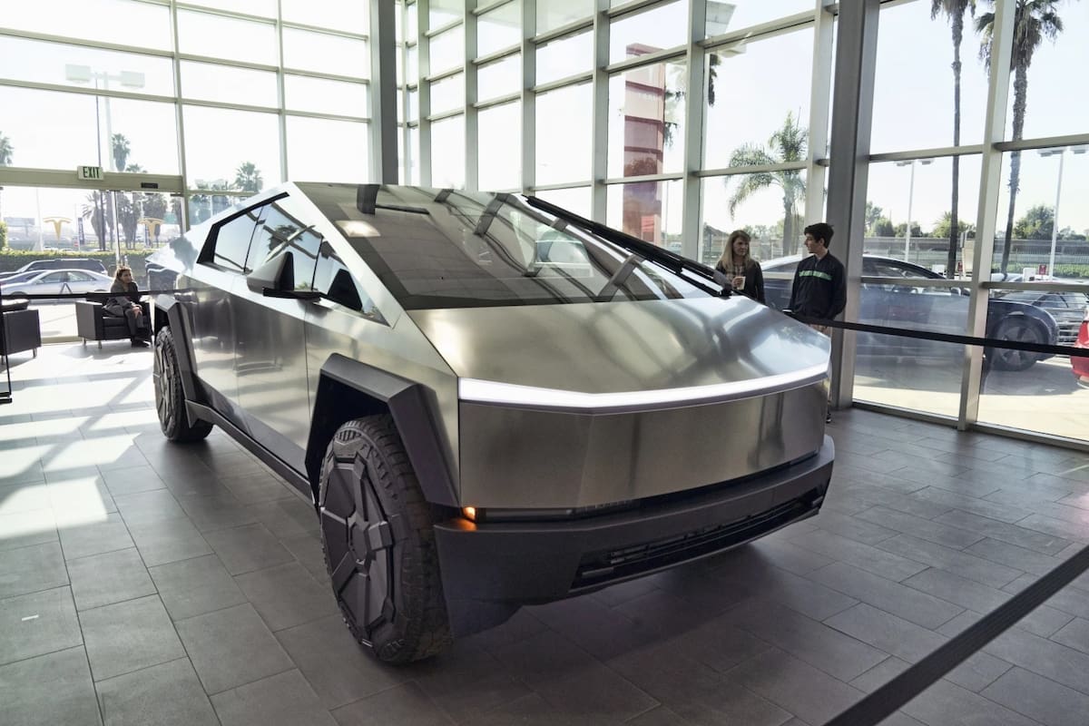 Fotografía ilustrativa de archivo de una Tesla Cybertruck en exhibición. | Crédito: AP/Richard Vogel