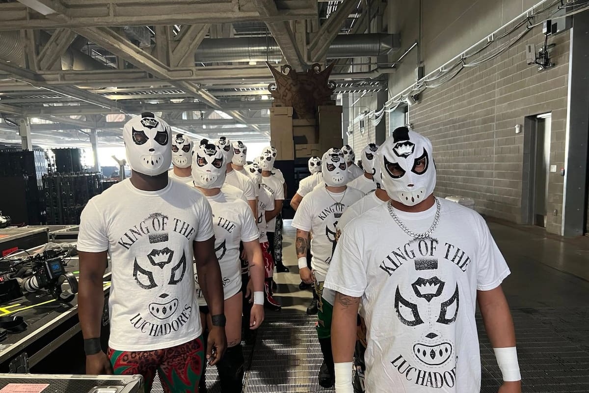 Luchadores de TJ aparecen en entrada de Dominik en Wrestlemania