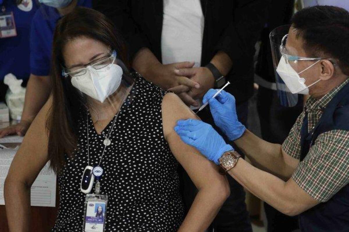 Filipinas inicia vacunación anti Covid-19 pese a problemas de suministro y 'resistencia' de la población
