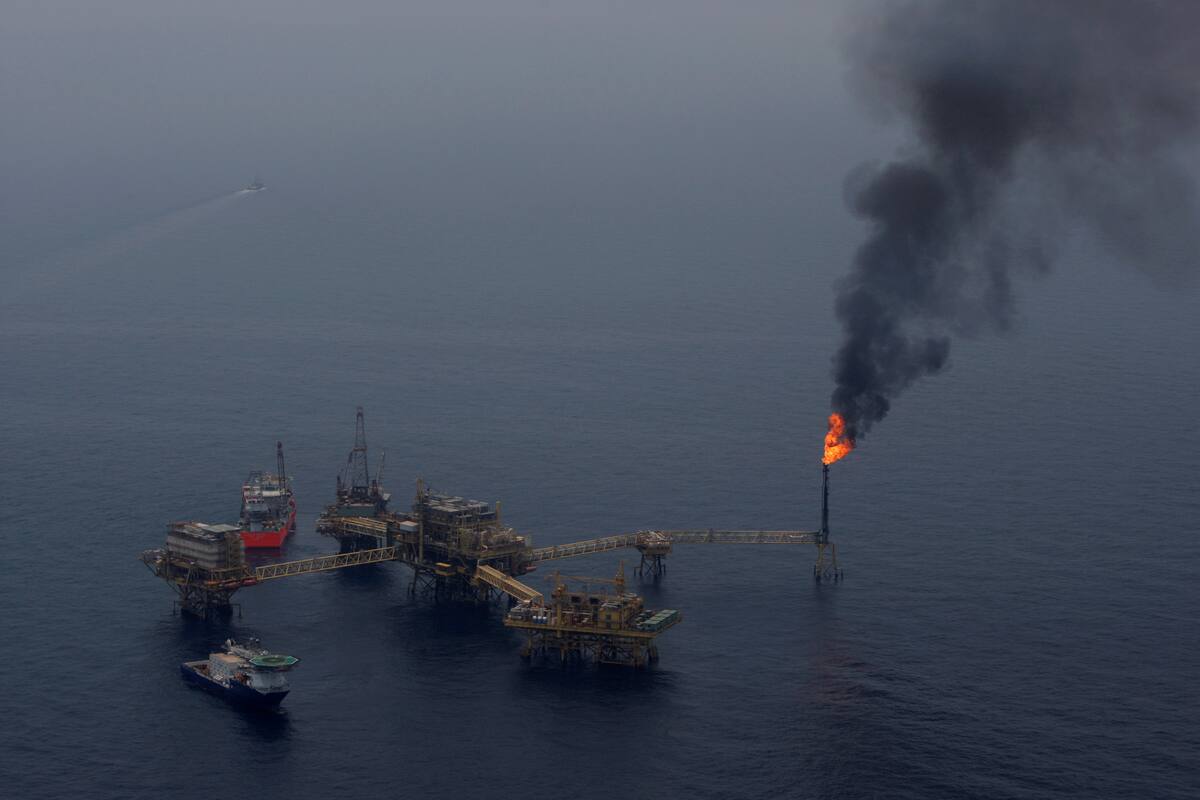 Un quemador de combustible se ve en la plataforma Pemex del monopolio petrolero estatal de México "Ku Maloob Zaap" en la Región Marina Noreste de Pemex Exploración y Producción en la Bahía de Campeche el 19 de abril de 2013. REUTERS / Victor Ruiz García/ Foto de archivo
