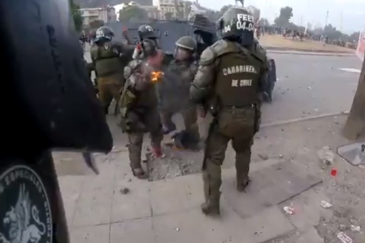 VIDEO: Manifestantes lanzan bombas molotov contra carabineras en Chile