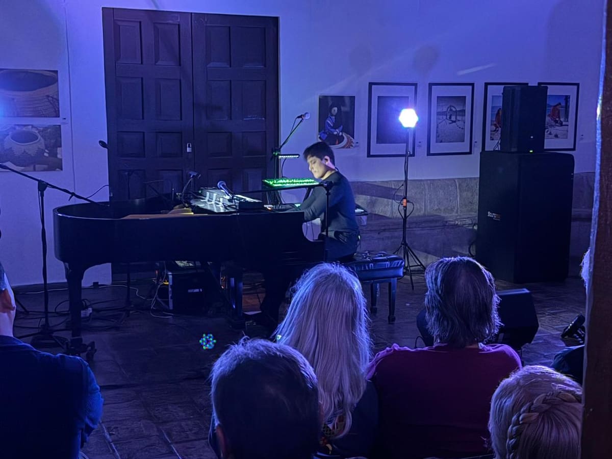 El artista presentó su nuevo álbum “Sistems” en el Museo Costumbrista de Sonora.