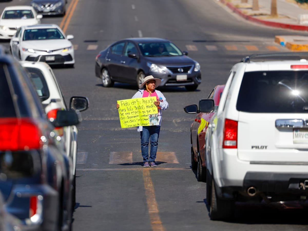 Leticia Montes explicó que suele solicitar ayuda económica en el cruce de calzada Independencia y bulevar Río Nuevo, donde permanece varias horas al día pese al calor.│Foto: Juan J. Morales
