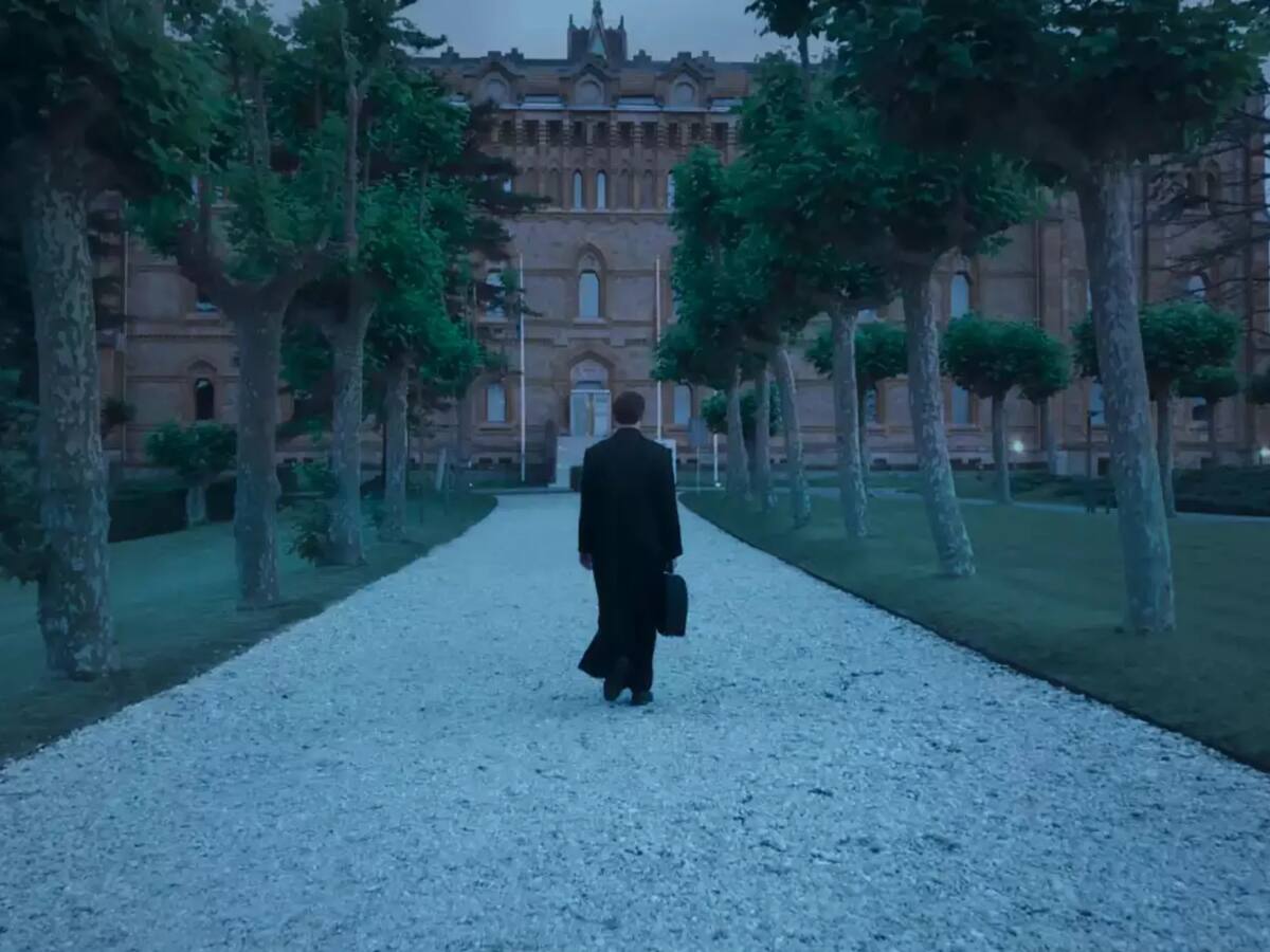 La docuserie recorre la vida de Maciel desde sus orígenes en Cotija, Michoacán, hasta su ascenso a las cúpulas del poder eclesiástico.