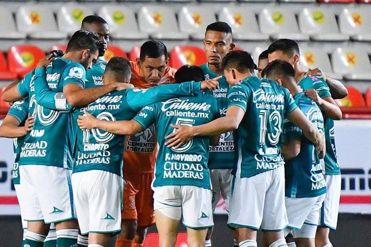 Club León le agradece con donativo de calzados al Necaxa por haberle prestado su estadio