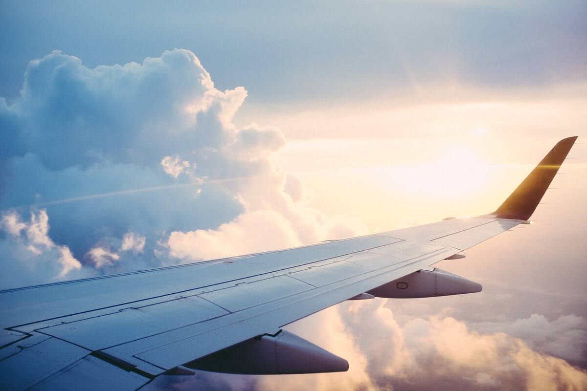 Por qué no deberías tomar bebidas calientes de un avión