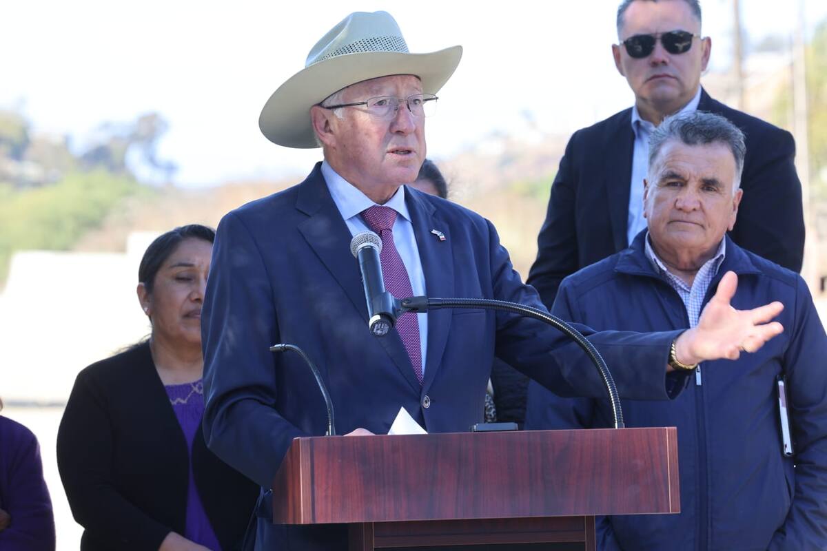El embajador Ken Salazar durante su visita a Tijuana. Foto: Sergio Ortiz