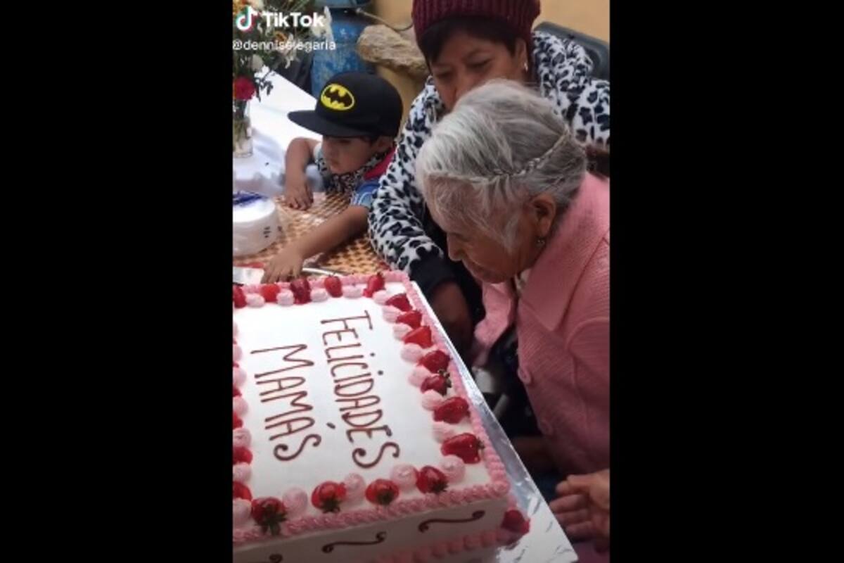 Empujan a abuelita contra su pastel de Día de las Madres, los usuarios enfurecen