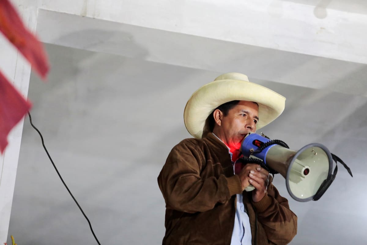 Elecciones en Perú: Pedro Castillo amplía estrecha ventaja sobre Fujimori
