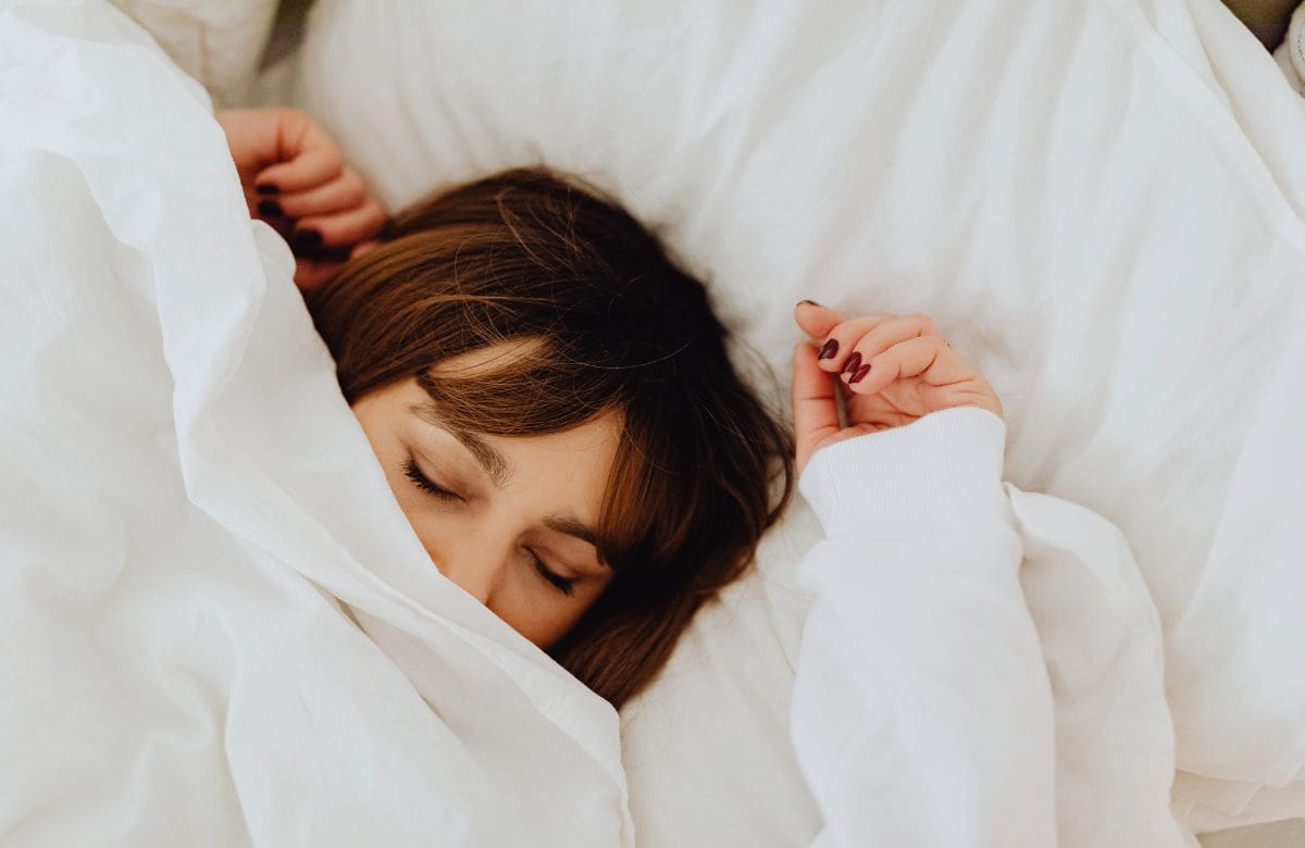 Dormir del lado derecho es una postura común que puede estar relacionada con comodidad, sensación de seguridad y hábitos de descanso. | Foto: Especial