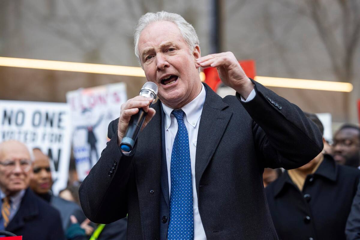 El senador Chris Van Hollen viajó a El Salvador para pedir la liberación de Kilmar Ábrego, un salvadoreño con estatus legal en EU. EFE/EPA/JIM LO SCALZO