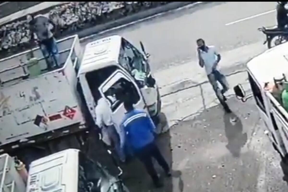 Este joven armado intenta asaltar a un grupo de personas, pero recibe una golpiza