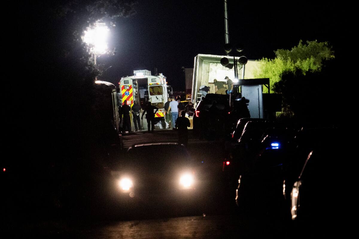 Agentes de policía en el lugar donde se encontraron decenas de migrantes muertos en un trailer en San Antonio
Jun 28, 2022. REUTERS/Go Nakamura