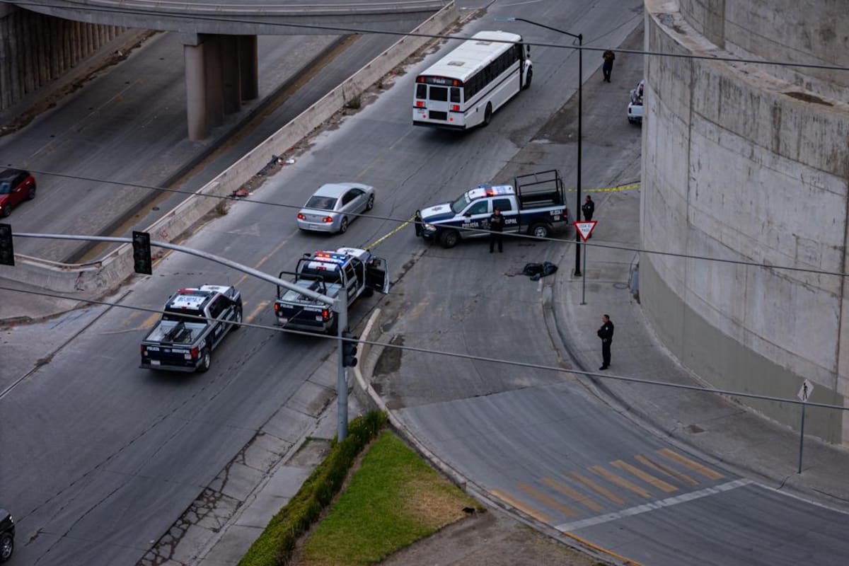 Localizan cuerpo atado de pies y manos sobre el bulevar 2000