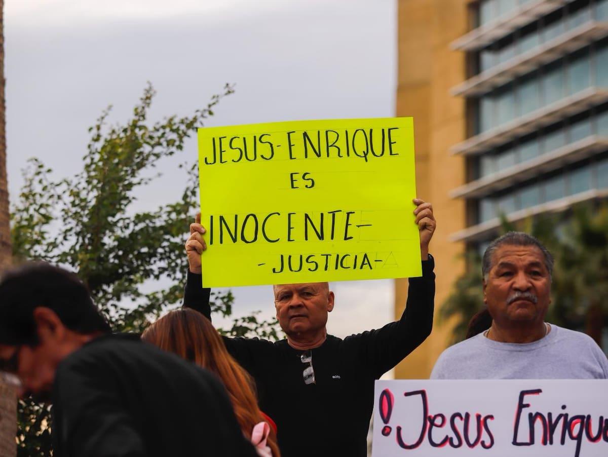Decenas de personas se manifestaron para exigir justicia para Jesús Enrique, excoordinador administrativo y financiero de Desom. Foto: Johnny Morales