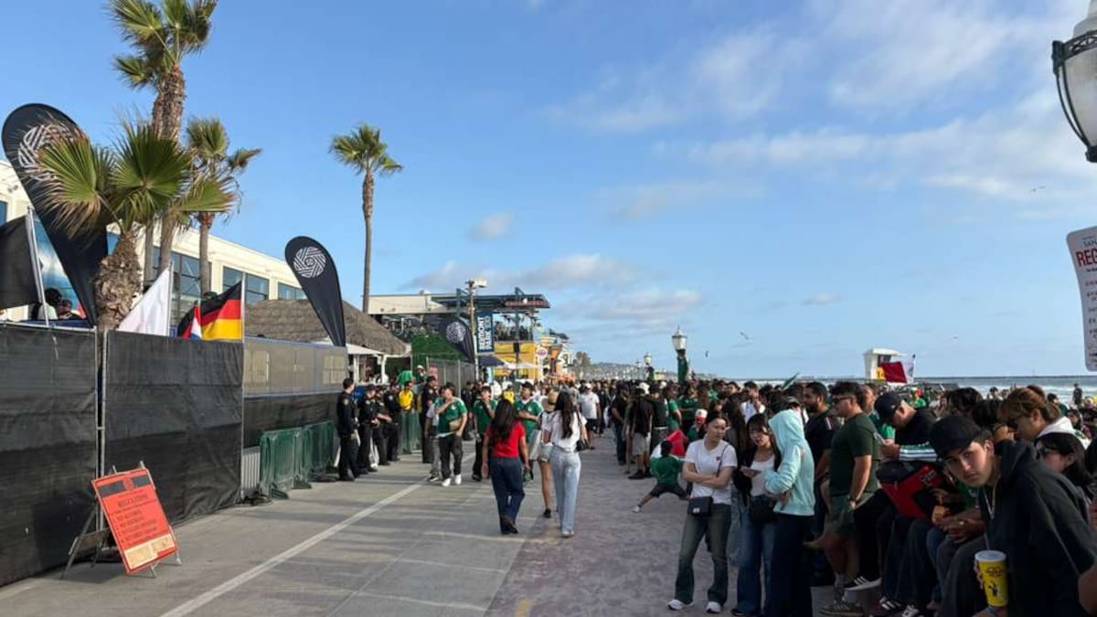 Miles de aficionados se congregaron en Mission Beach, en San Diego, para alentar a la Selección Mexicana frente a Ecuador durante una transmisión masiva del Mundial.
Foto: Ana Gómez.