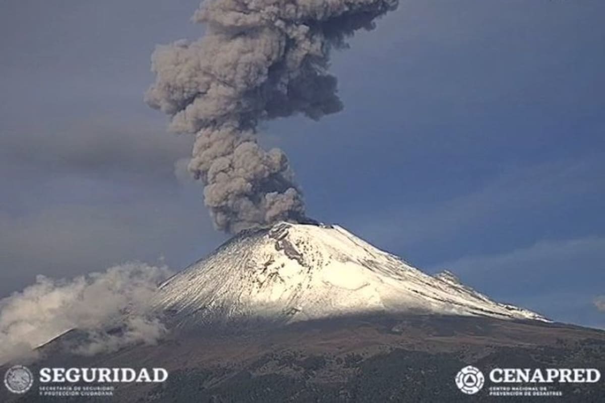 Volcán Popocatépetl expulsa fumarola de 2 kilómetros