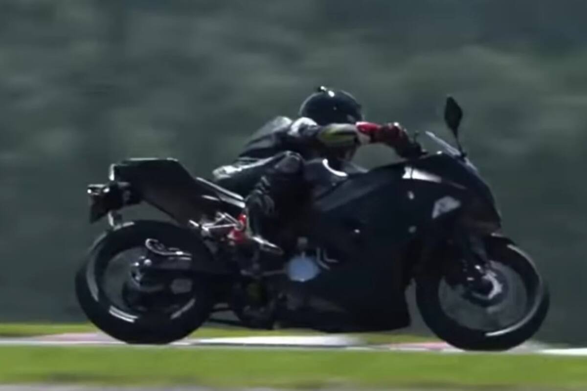 La moto eléctrica de Kawasaki tiene una caja de cambios manual