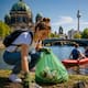 Berlín premiará a turistas y residentes que recojan basura o usen transporte sostenible con descuentos, paseos en canoa y experiencias culturales este verano
