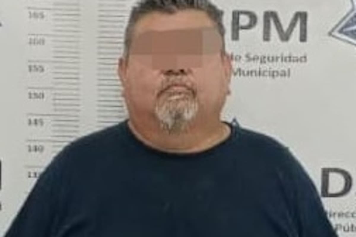 Hombre interviene en riña de pareja y ataca a policía