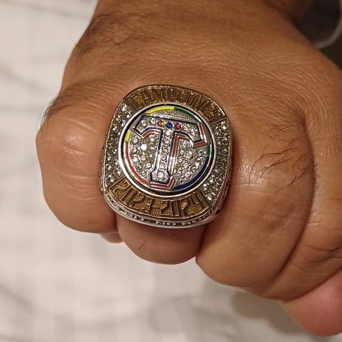 'Chevale' porta el anillo de campeonato de los Tiburones de La Guaira. (Foto: José Valentín Burgos)