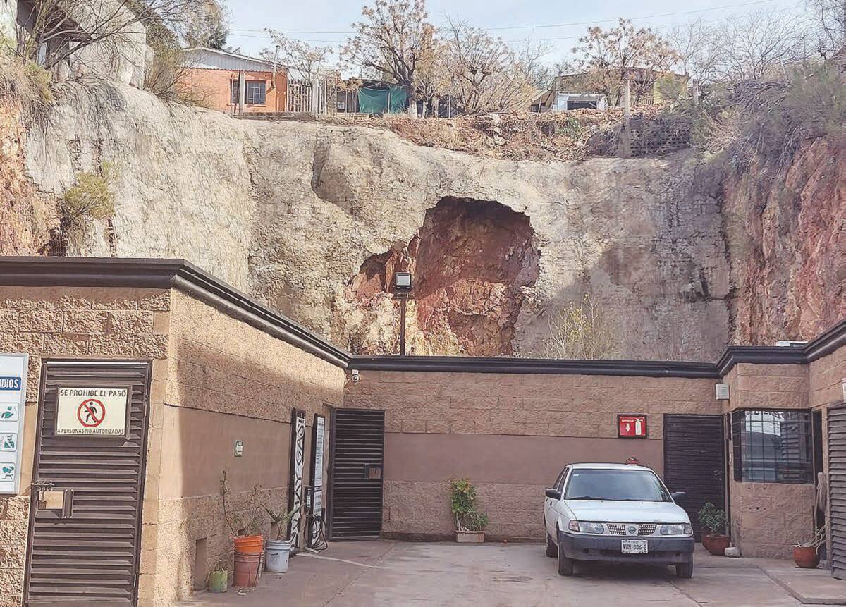 En la colonia Municipal se encuentran estas vivienda en un cerro semidesgajado.