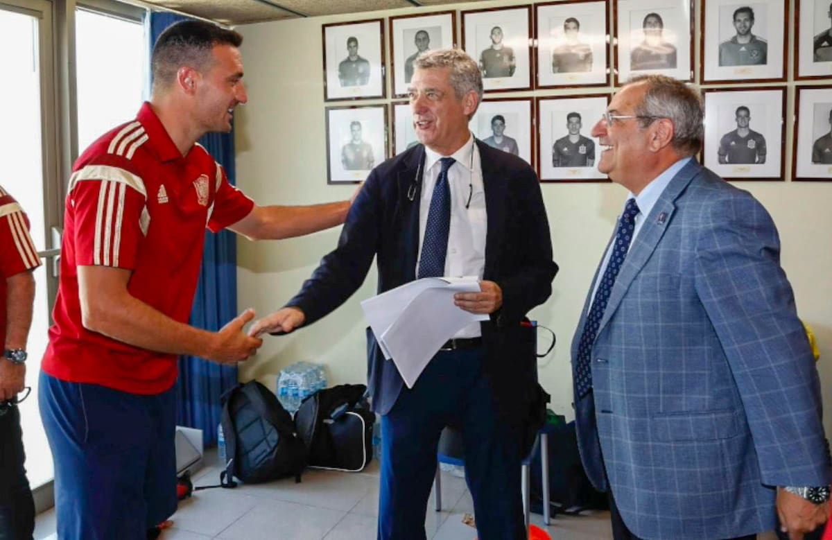 Fotografía de 2017 en la que Lionel Scaloni (i) saluda al entonces presidente de la RFEF Angel Villar (c) y a Ginés Meléndez (d), director de la Escuela Nacional de Entrenadores. (Foto: EFE/Cedida por Ginés Meléndez)