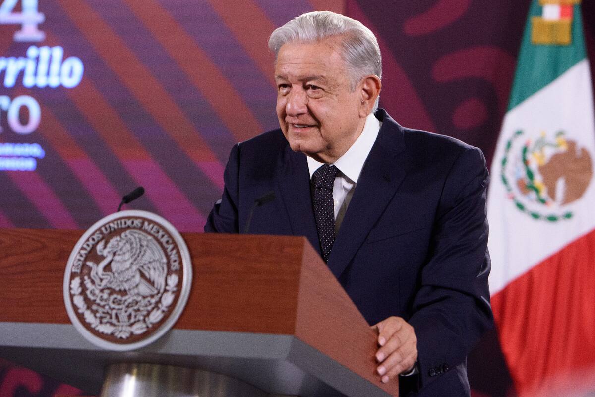 AMLO: Bandera de México permanecerá izada en el Zócalo durante “Marea Rosa”