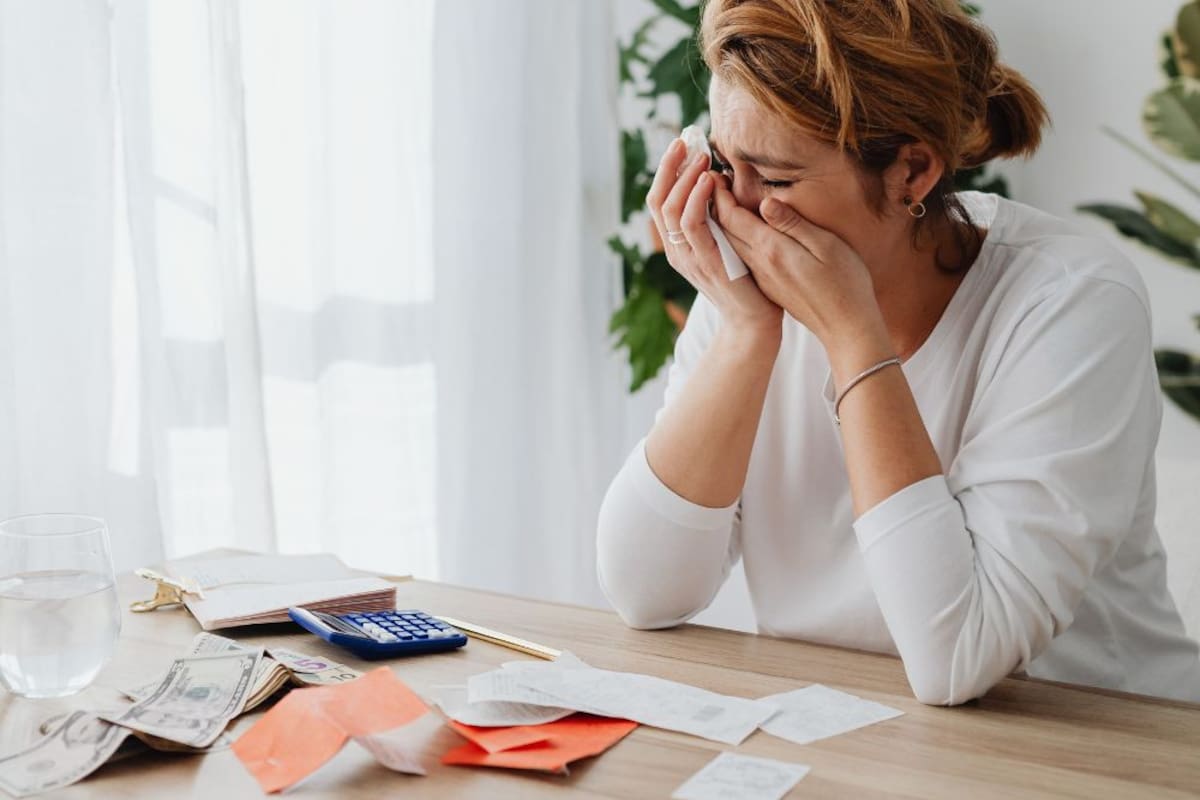 Las 4 señales de que perdiste el control de tus finanzas y qué hacer para solucionarlo con el método de la Condusef, una estrategia diseñada para liquidar tus deudas de forma organizada y sin adquirir nuevos saldos