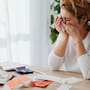 Las 4 señales de que perdiste el control de tus finanzas y qué hacer para solucionarlo con el método de la Condusef, una estrategia diseñada para liquidar tus deudas de forma organizada y sin adquirir nuevos saldos