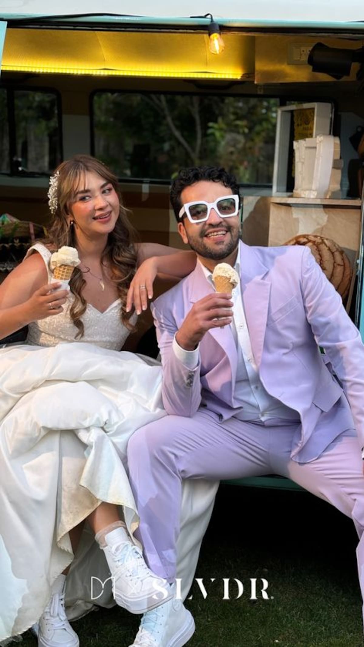 Daniela Luján decidió llevar tenis en su boda / Instagram: @slvdr.mx