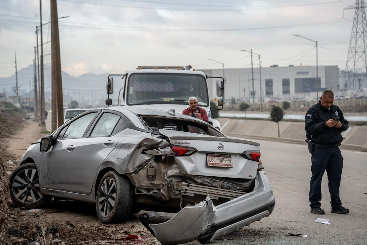 Automóvil vuelca en bulevar Los Olivos Norte