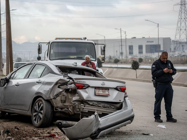 Automóvil vuelca en bulevar Los Olivos Norte