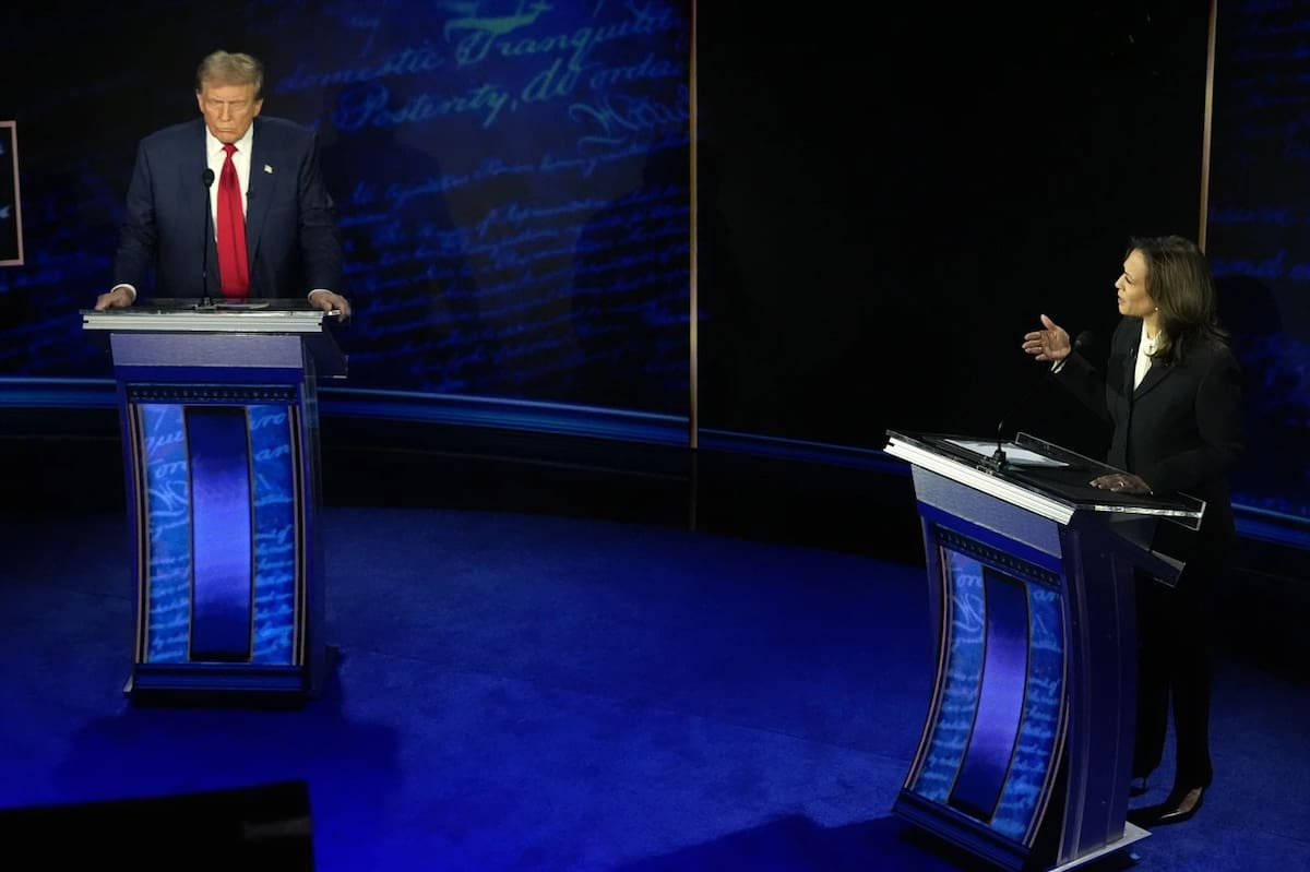 El candidato presidencial republicano y actual presidente, Donald Trump (izquierda), y la candidata presidencial demócrata, la exvicepresidenta Kamala Harris, participan durante un debate presidencial de ABC News, el 10 de septiembre de 2024, en Filadelfia. | Crédito: AP/Alex Brandon, archivo