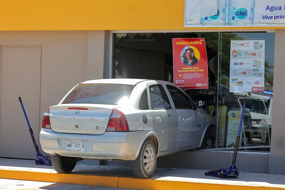 Conductora pierde el control y choca contra tienda en Quinta Esmeralda