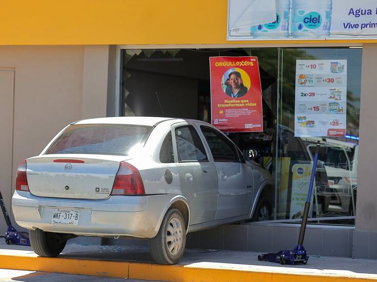 Conductora pierde el control y choca contra tienda en Quinta Esmeralda