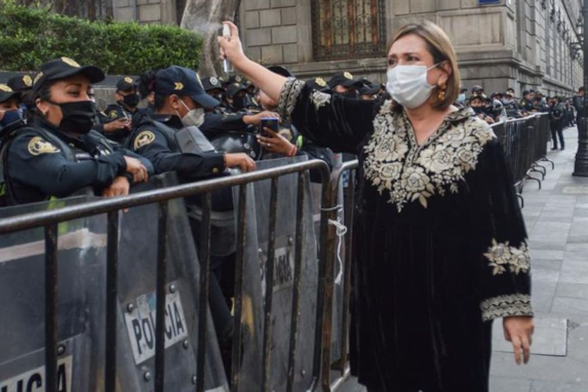 Indigna foto de senadora Xóchitl Gálvez rociando a policías