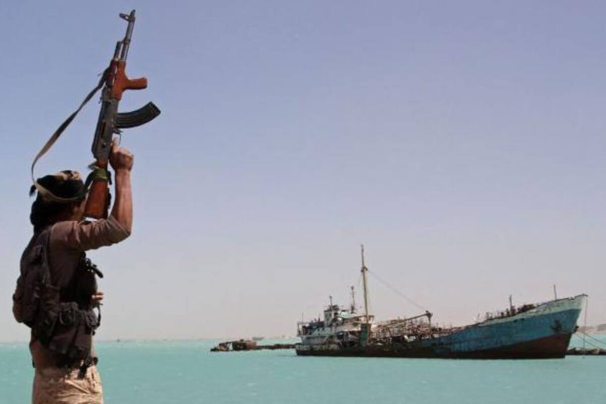 Cuál es la importancia estratégica del estrecho de Mandeb, la zona en que los hutíes atacan a los barcos en el mar Rojo