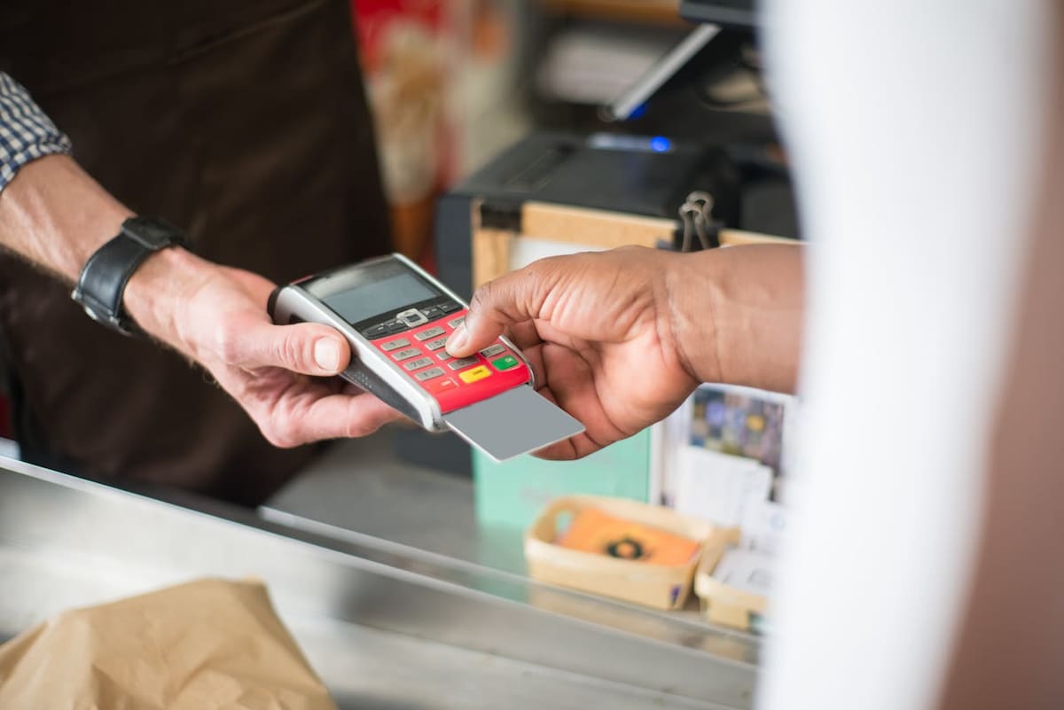 El uso constante de plásticos en comercios puede desajustar la planeación mensual si no se lleva un registro de las compras acumuladas. | Galería GH