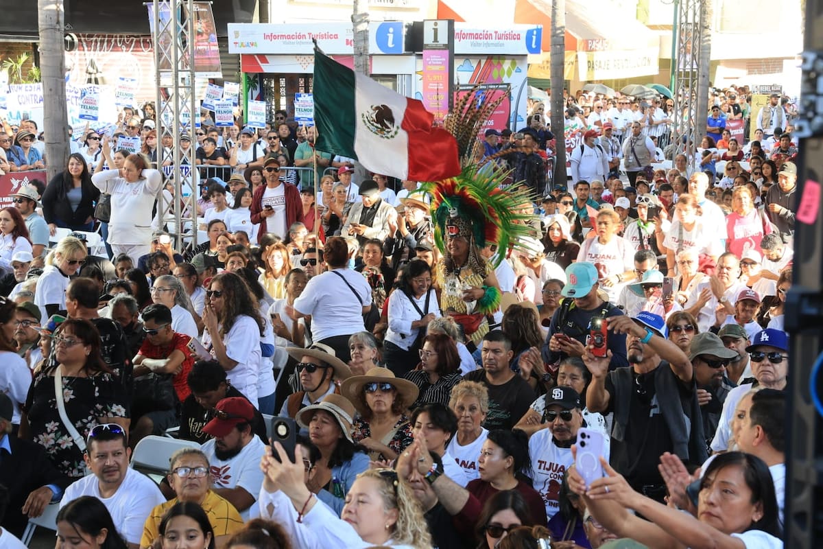 La presidenta Claudia Sheinbaum Pardo dirigió un mensaje ante simpatizantes reunidos en la Avenida Revolución de Tijuana, donde presentó proyectos para Baja California. Foto: Sergio Ortiz