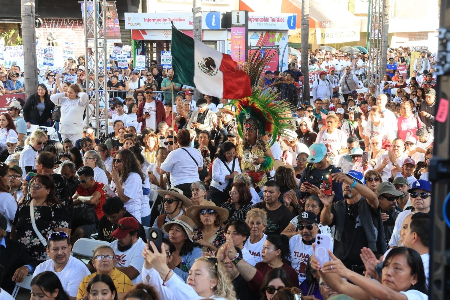La presidenta Claudia Sheinbaum Pardo dirigió un mensaje ante simpatizantes reunidos en la Avenida Revolución de Tijuana, donde presentó proyectos para Baja California. Foto: Sergio Ortiz