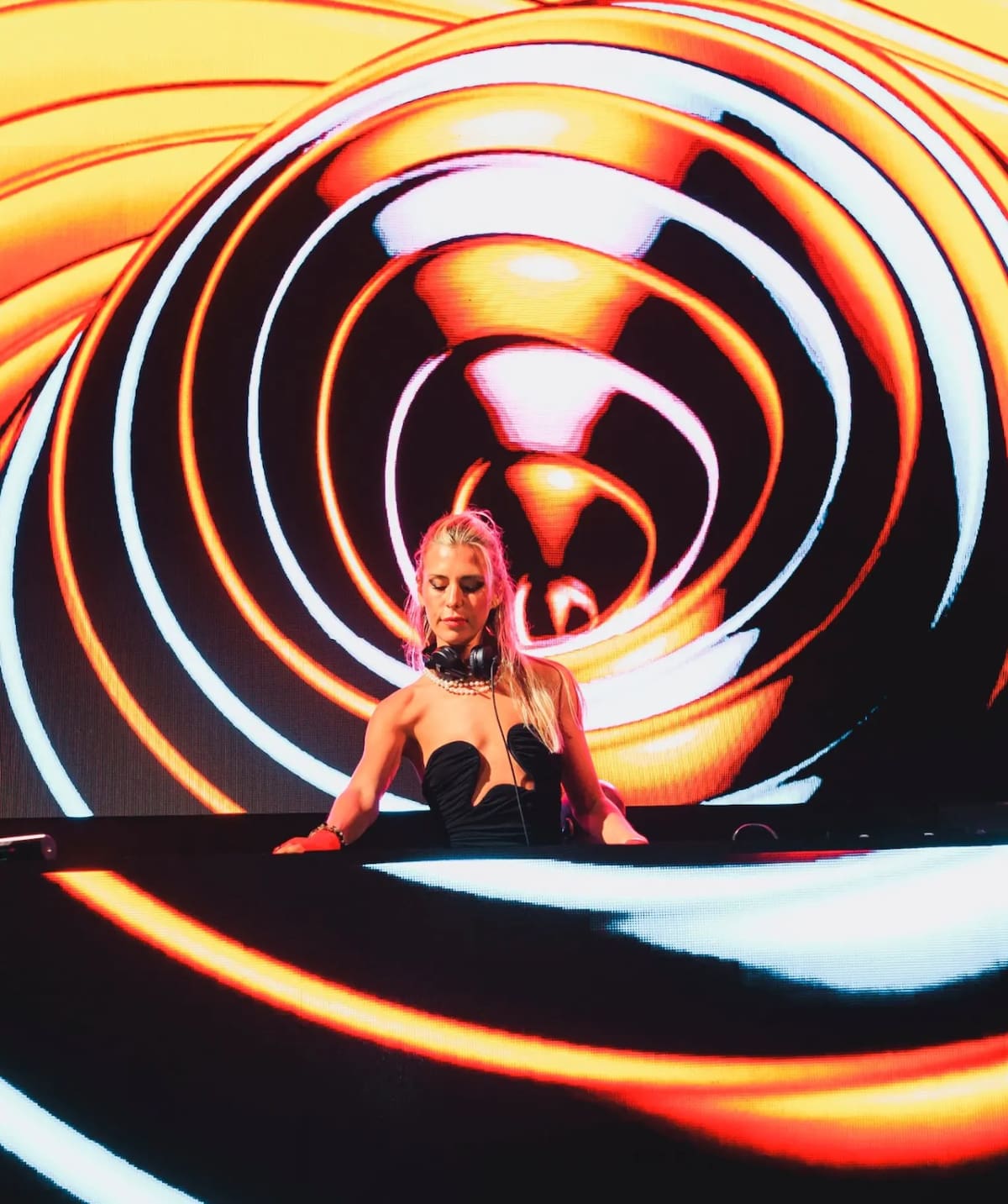 Prometen una noche surrealista de misterio, música y espectáculo  lo largo de múltiples niveles, tres pisos de entretenimiento, y siete áreas temáticas. Foto: Cortesía