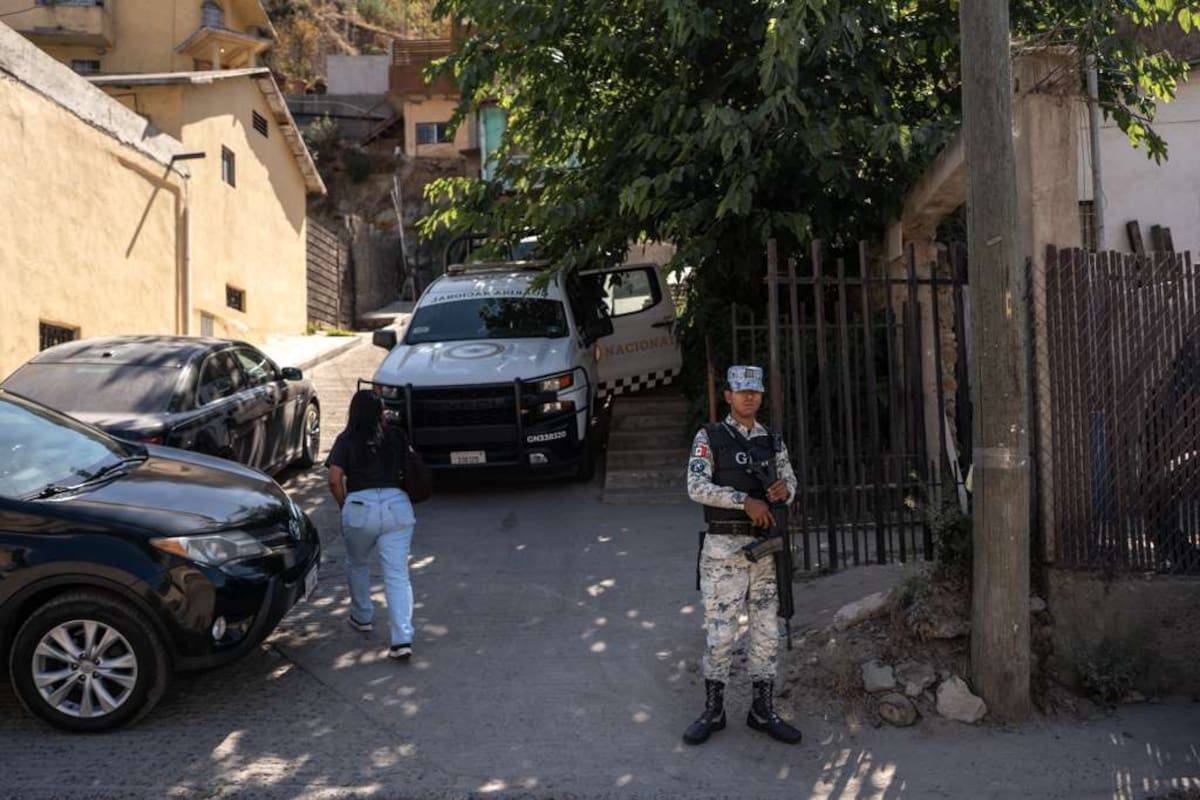 Integrantes de la Comisión de Búsqueda localizaron restos humanos y un cuerpo maniatado dentro de una fosa clandestina en la colonia Lázaro Cárdenas; la Fiscalía ya investiga el caso. Foto: Border Zoom