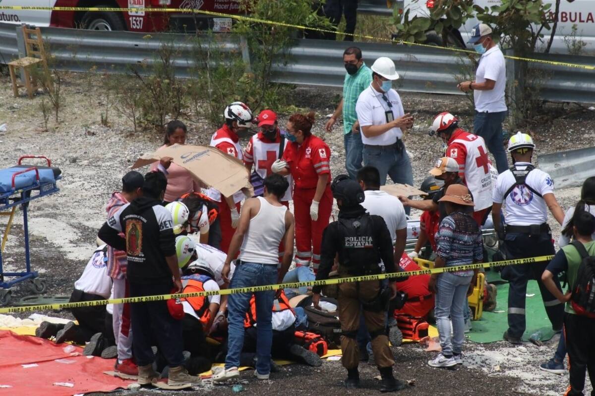 Puebla: Volcadura de un autobús con peregrinos deja un muerto y 15 heridos