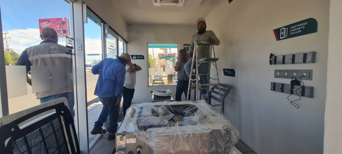 Trabajadores realizaban ayer ajustes en el sistema de refrigeración en el prototipo de parada refrigerada, ubicada al Sur de la ciudad.