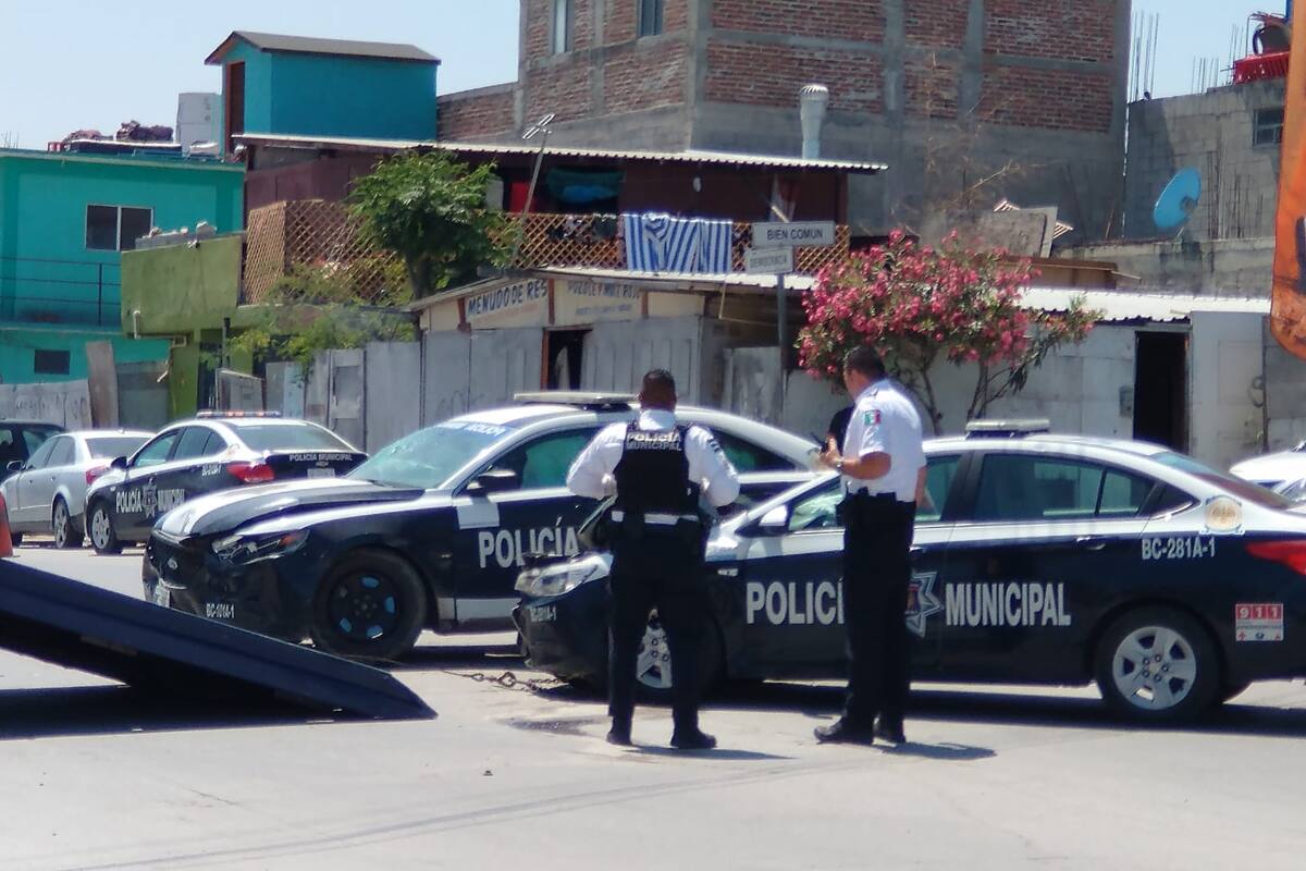 Chocan dos patrullas en persecución en Valle Verde Tijuana