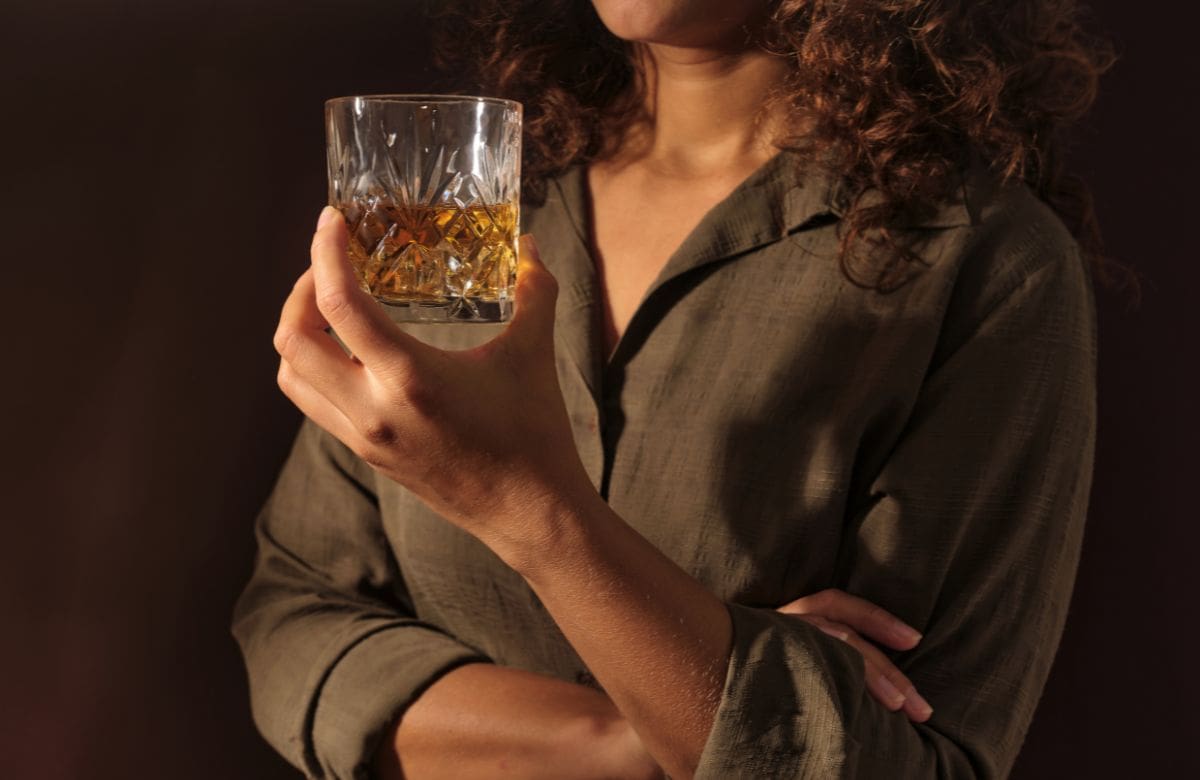 Consumir alcohol, incluso en pequeñas cantidades, eleva el riesgo de desarrollar varios tipos de cáncer, alertan especialistas que subrayan que no existe un nivel completamente seguro de consumo para el organismo | Foto: Especial (canva)